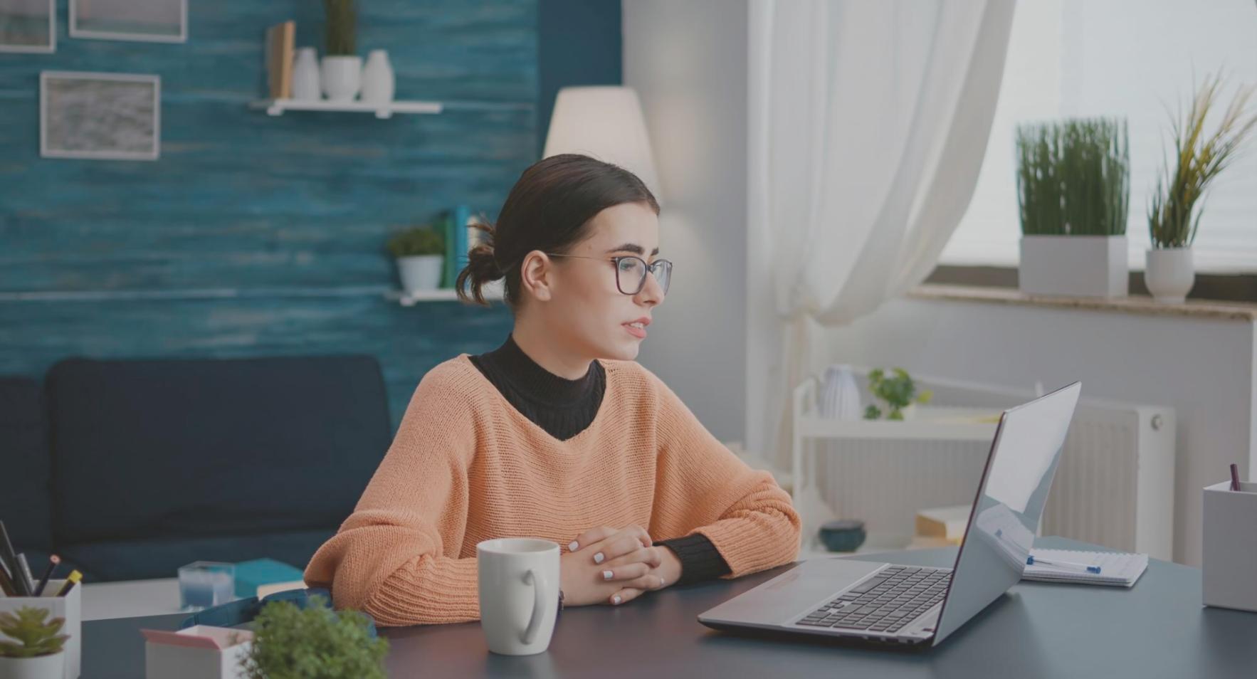 Análisis financiero en pantalla mostrando gráficos y métricas de rendimiento